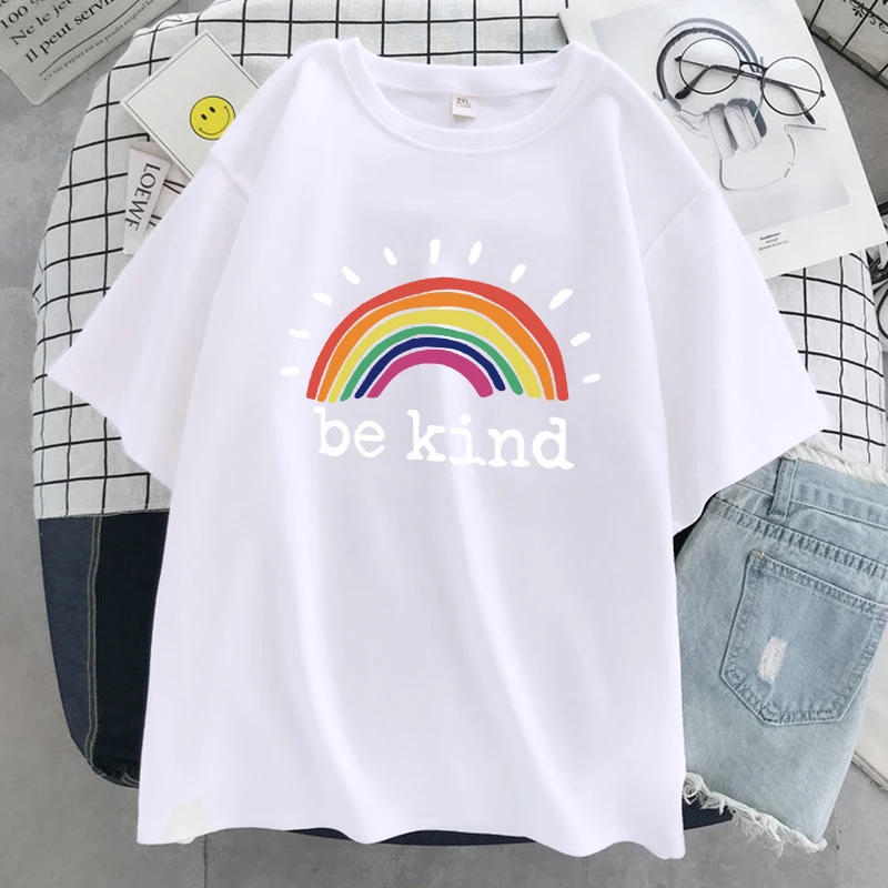 Camiseta Be Kind A Glowing Rainbow para mujer, camiseta fresca de calle de gran tamaño, camiseta transpirable de manga corta a la moda, camisetas gráficas