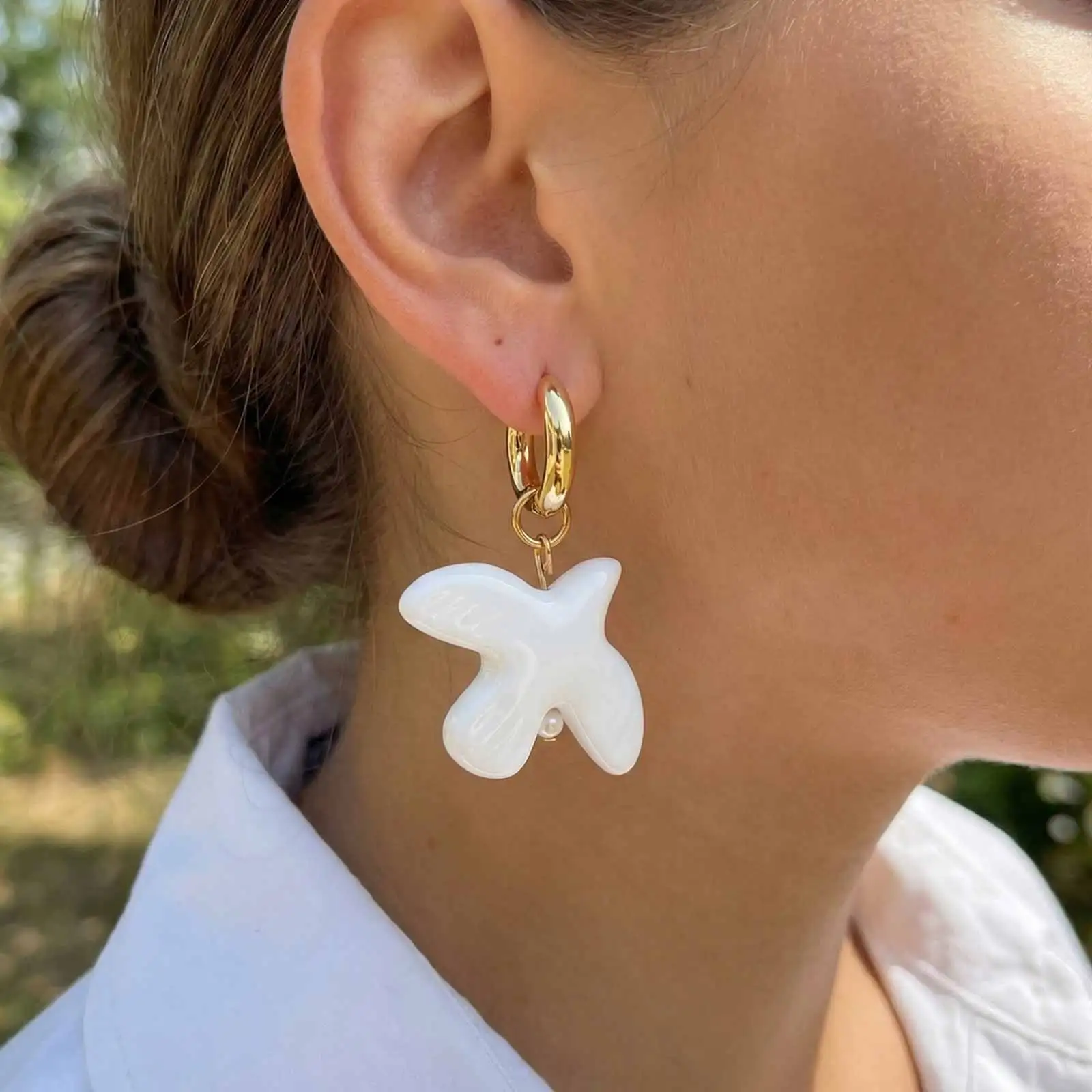 

Vnox New Trendy Elegant White Ceramics Peace Dove Earrings for Ladies Hoop Earrings European American Style Personality Jewelry