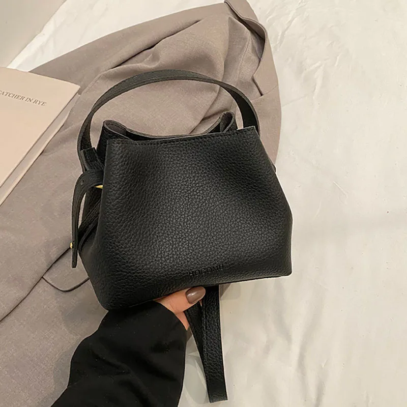 

Korean Version Large Capacity Fashionable Women'S Hand-Held Bucket Bag Pu Commuting Shoulder Crossbody Bag