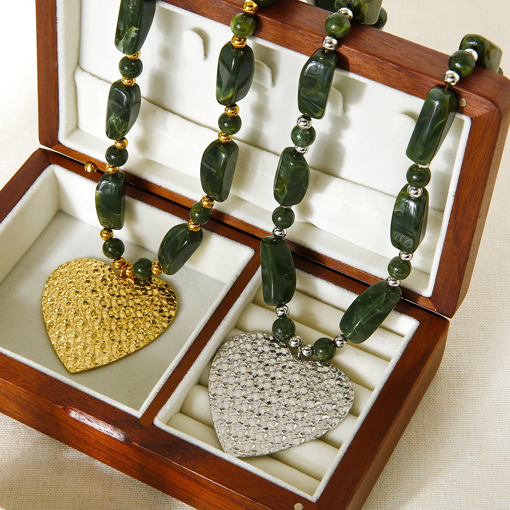 

2025 New 18K Gold Plated Stainless Steel Heart Pendant Necklace Green Acrylic Beads Chain Adjustable Clavicle Jewelry for Women