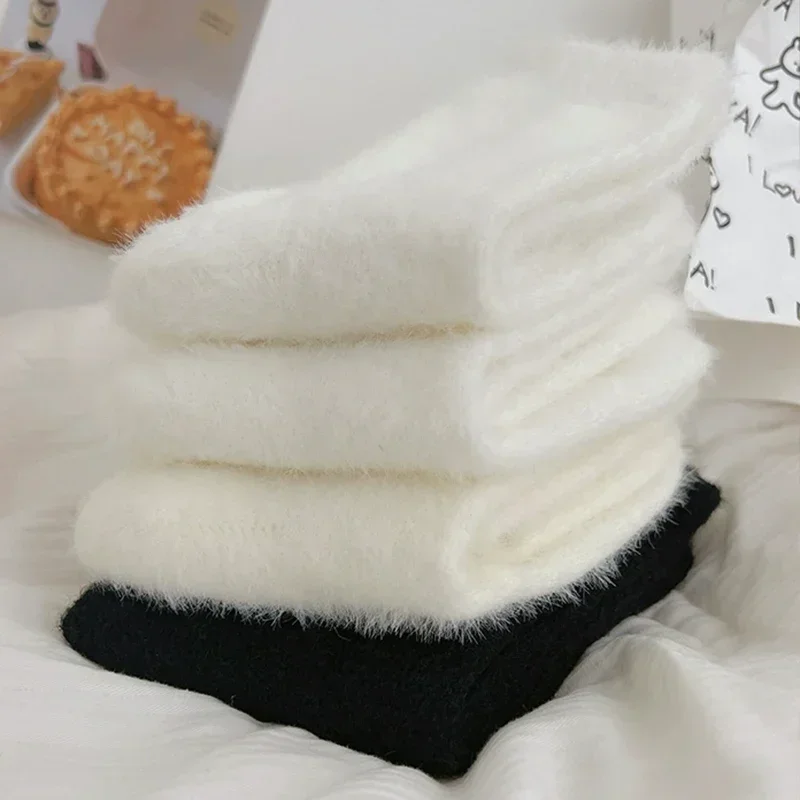 Chaussette en velours de vison poilu confortable automne hiver bonneterie épaissie peluche chaud sol sommeil maison chaussettes moelleux blanc noir chaussettes douces