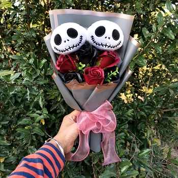 Halloween Jack Skellington Plüschstrauß Puppenspielzeug mit Seife Rose Blume Terror Schädel Geist Weihnachtstag/Valentinstag Geschenke