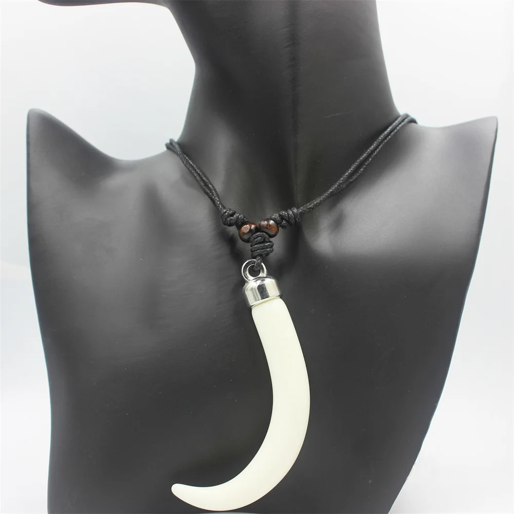 Halskette mit elfenbeinfarbenem Tusk-Anhänger aus Acryl für Herren und Damen im böhmischen Stil mit verstellbarer Kordel – handgefertigtes Schmuckgeschenk