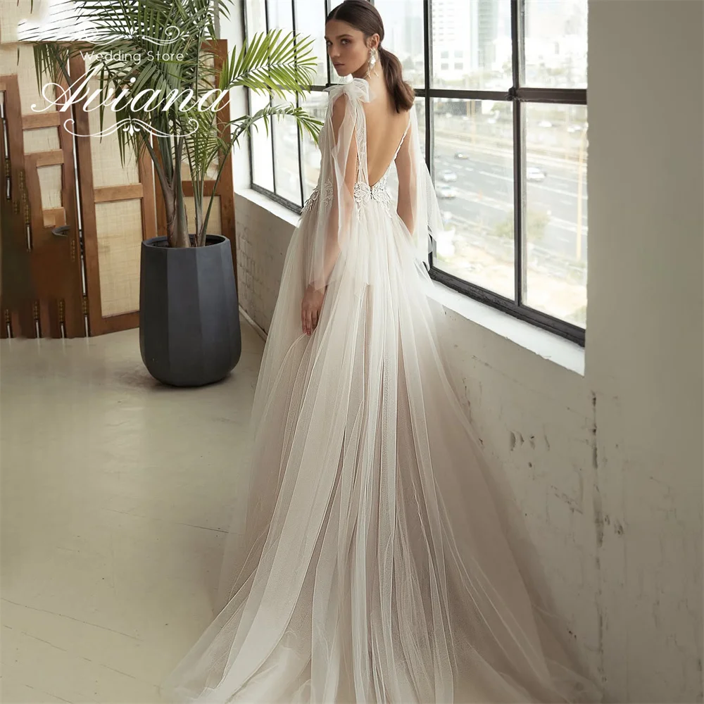 فستان زفاف مخصص Aviana عميق على شكل حرف v بدون أكمام بدون ظهر مزين بأوراق شجر مطرزة باللؤلؤ على شكل حرف a سويب تراين