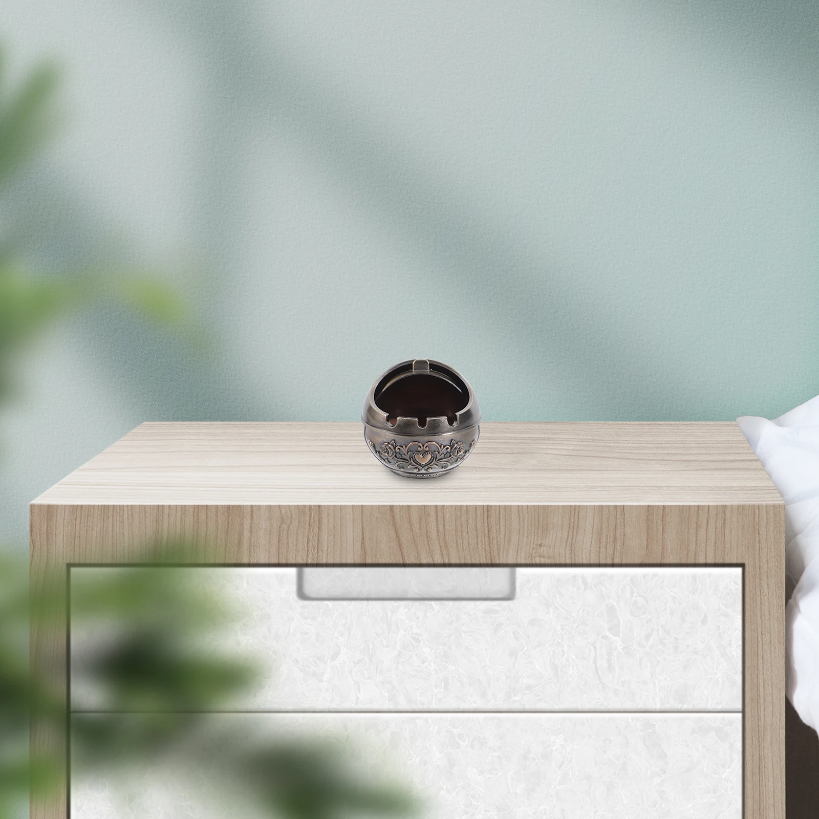 

Creative Ashtray Trendy Metal Round Anti-Drop Small Ash Tray For Living Room Indoor Portable Desktop Patio Use Holder For