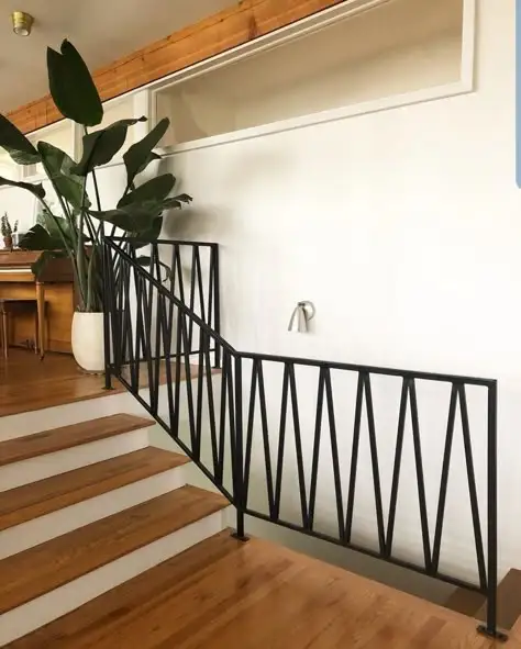 Personalizzazione Corrimano per scale in ferro battuto forgiato a mano dal design moderno Balaustre decorativi e accenti di rosetta con antiruggine