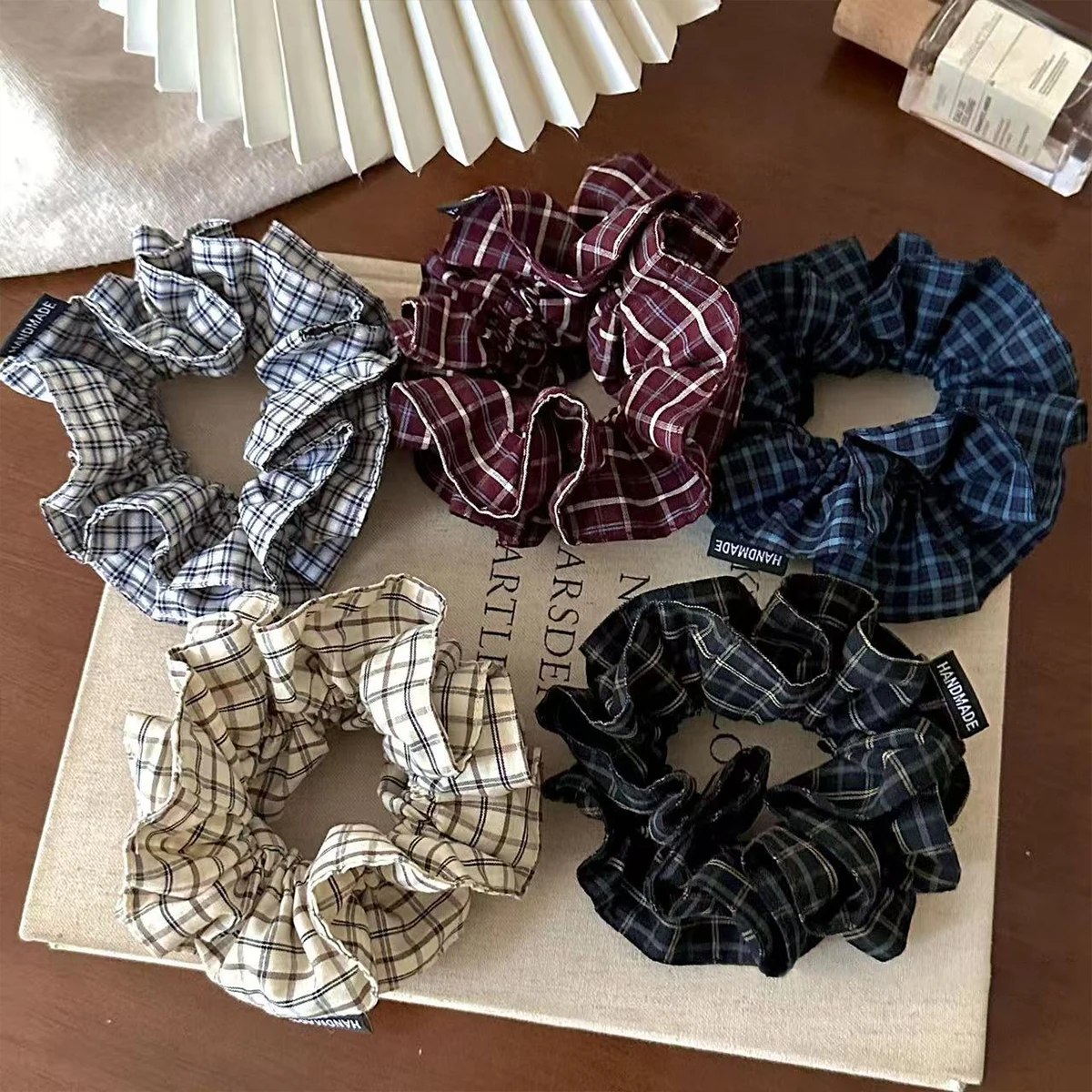 

1 шт. Британская ретро-резинка для волос в клетку, новинка 2025 года, художественная и элегантная, подходит для завязывания хвоста и пучка.