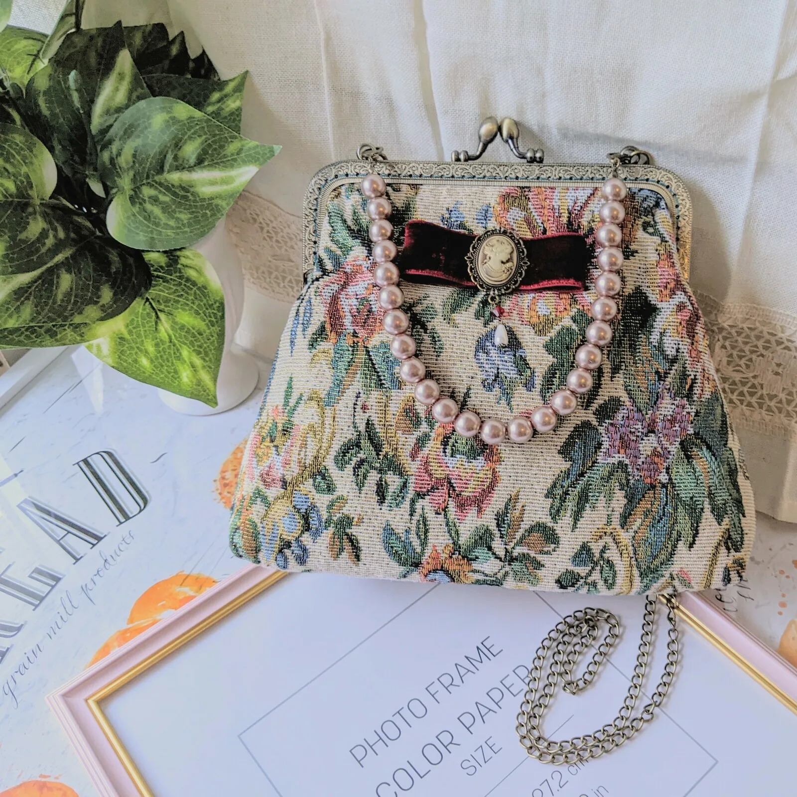 

Lost in Vintage Classical Atmosphere Bag Bronze Pearl Holder Velour Ribbons and Ladies' Cameo Detachable Shoulder Chain Purse