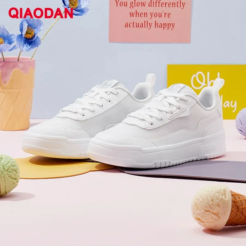 QIAODAN повседневная обувь для доски, женские дышащие носимые легкие кроссовки, новинка 2025, сетчатые уличные кроссовки XM26220510