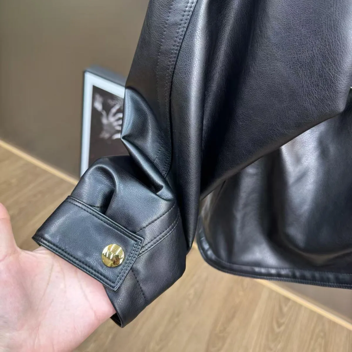 BJTZ 2026 新作 レディース フェイクレザー パッチワーク ジャケット スリム ベルト付き ウエストボタンディテール 秋冬 シック 多用途