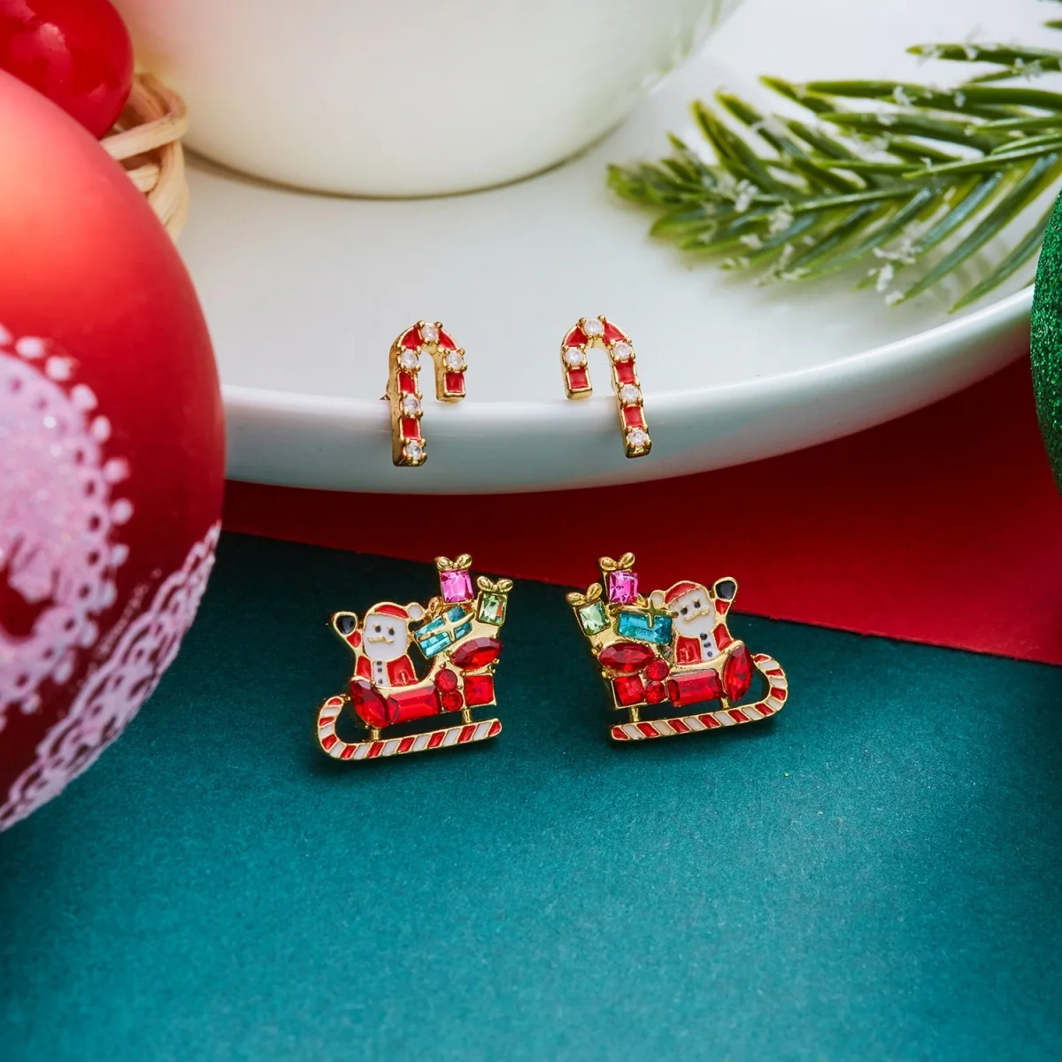 2 Paar/Set Weihnachtsbaum-Schleifen-Hirsch-Ohrstecker für Damen, niedliche Lebkuchenmann-Weihnachtsmann-Schlitten-Krücken-Ohrringe, Schmuck – Detail 29