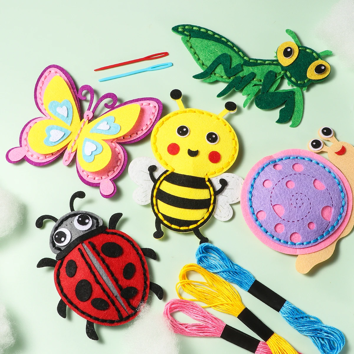 5-delige doe-het-zelf-insectennaaiset; Handnaaimaterialen voor beginners voor het naaien van plezier; Schattig insectenvormig zakje voor geschenken; Creatieve Handi
