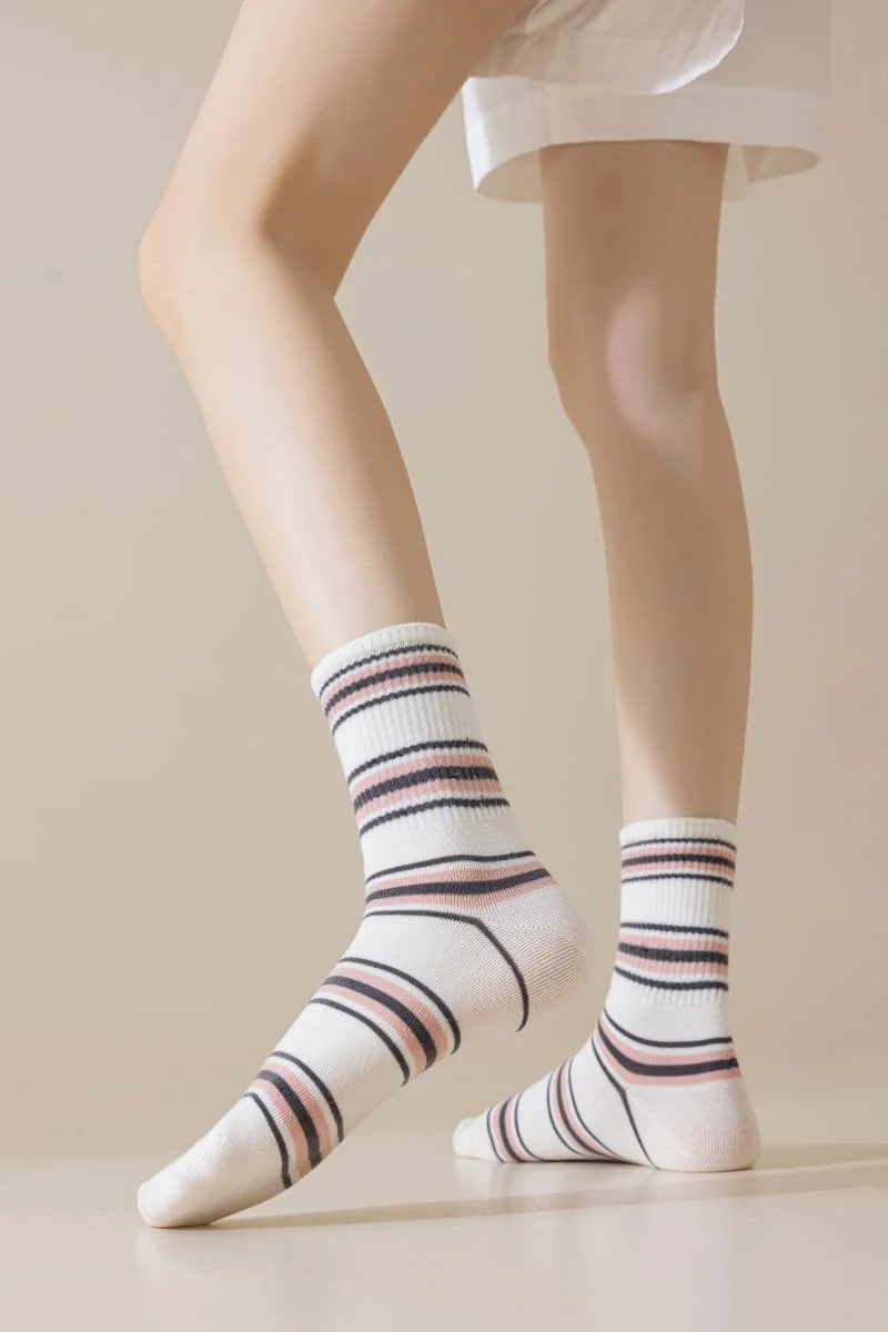 Women's Checkered Striped Crew Socks, Retro Pink Gray White Mid-Calf Socks, Soft Cotton Casual Socks for Daily Wear