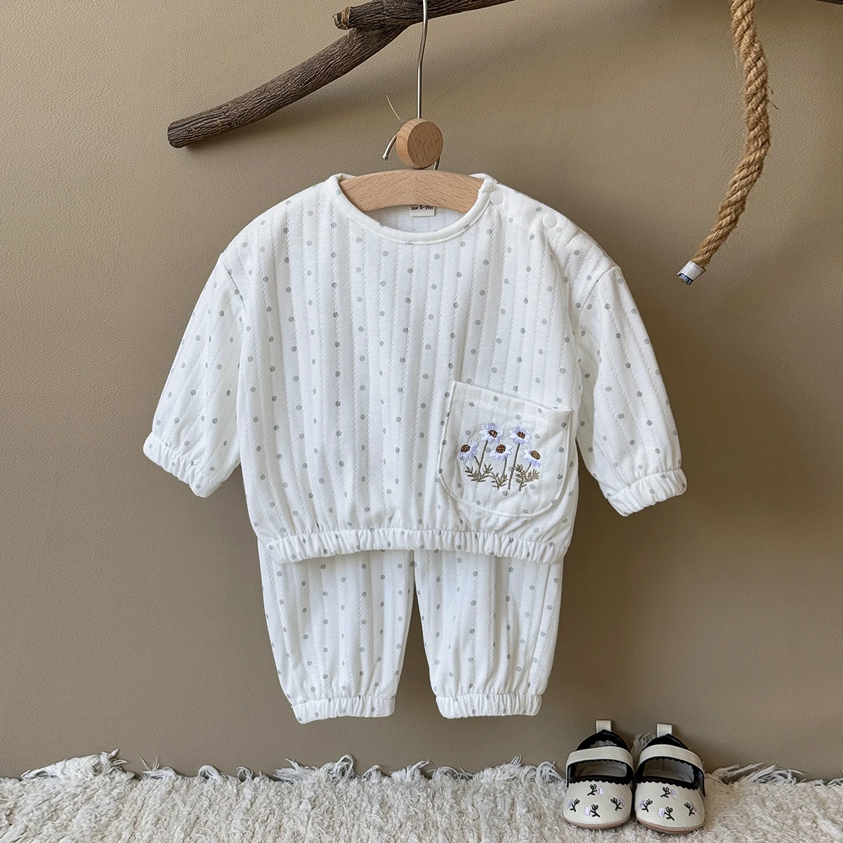 

Spring and Autumn Cool Baby Clothing Pocket Design Hoodie+Brown Sports Comfortable Pants Baby Set