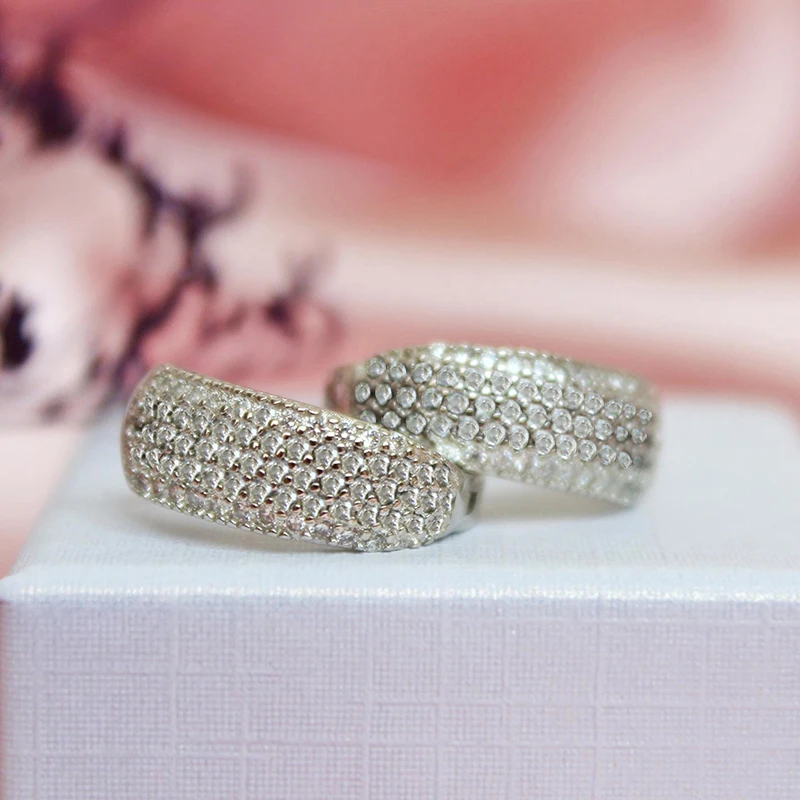 Huitan Neuartige U-förmige Creolen für Frauen, vielseitig, einfach, stilvoll, Accessoires, weiß/schwarz, Zirkonia, Party-Schmuck, heiß