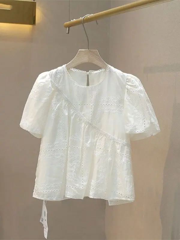 camisa-doce-de-verao-com-gola-redonda-manga-bufante-curta-bolso-para-fone-de-ouvido-e-lenco-estilo-empresarial-2026