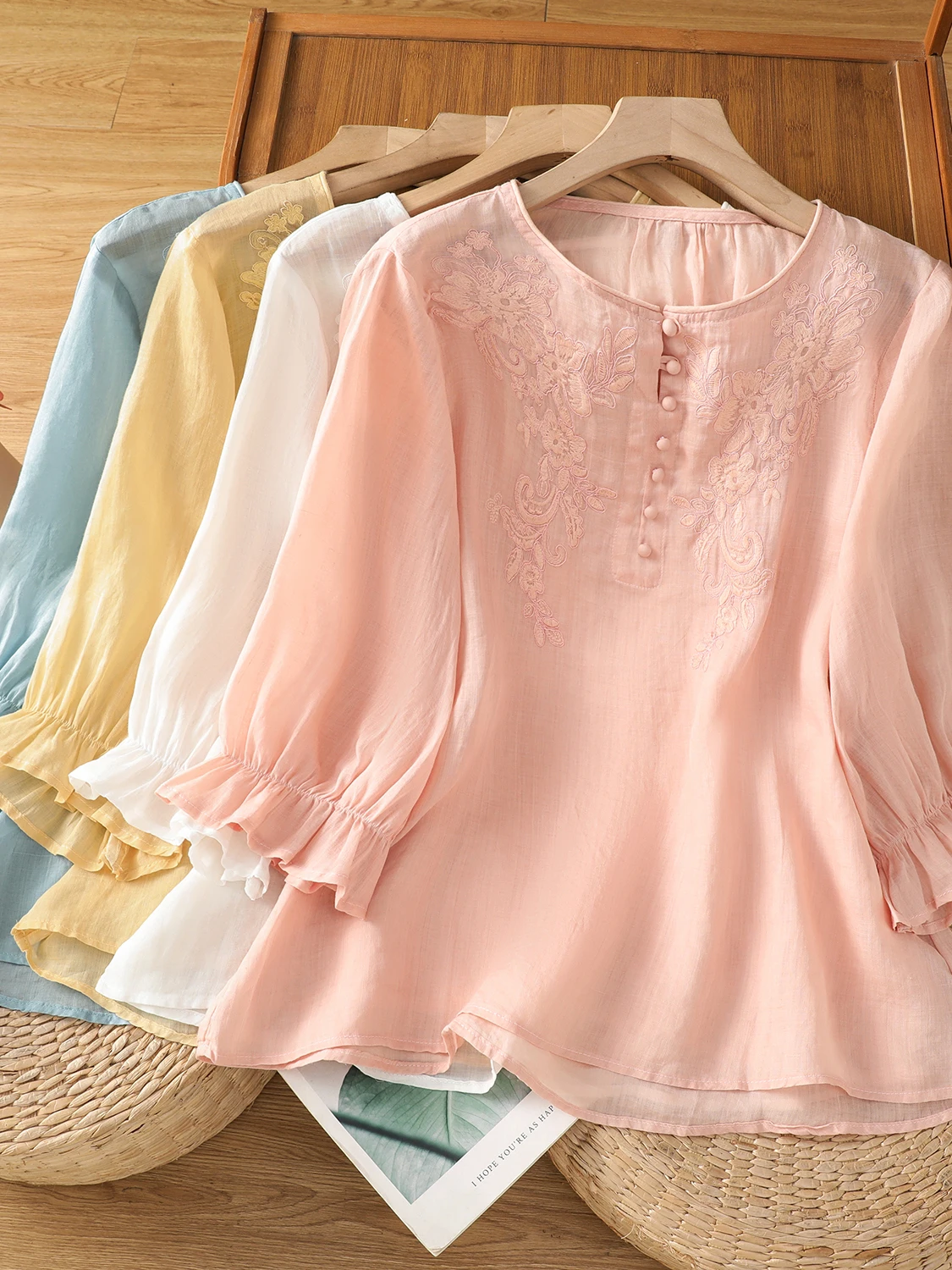 

Повседневная женская летняя блузка большого размера с вышивкой, легкая, дышащая, с пышными рукавами, на пуговицах, с круглым вырезом