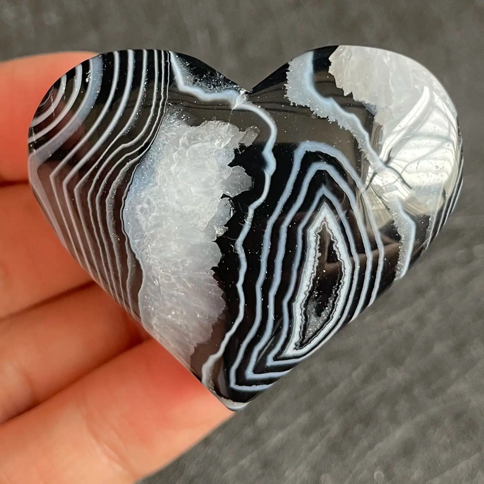 

Natural Stone Gemstone Black Onyx Stripes Free Form Agate Heart Polished Crystal Reiki Healing Gift Room Decor Quartz