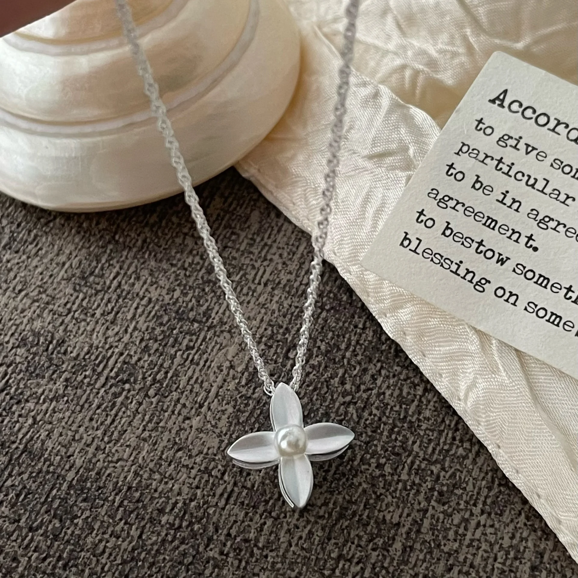 

S925 pure silver clover pearl necklace for women 2025 Korean version fashionable and simple lucky grass collarbone chain