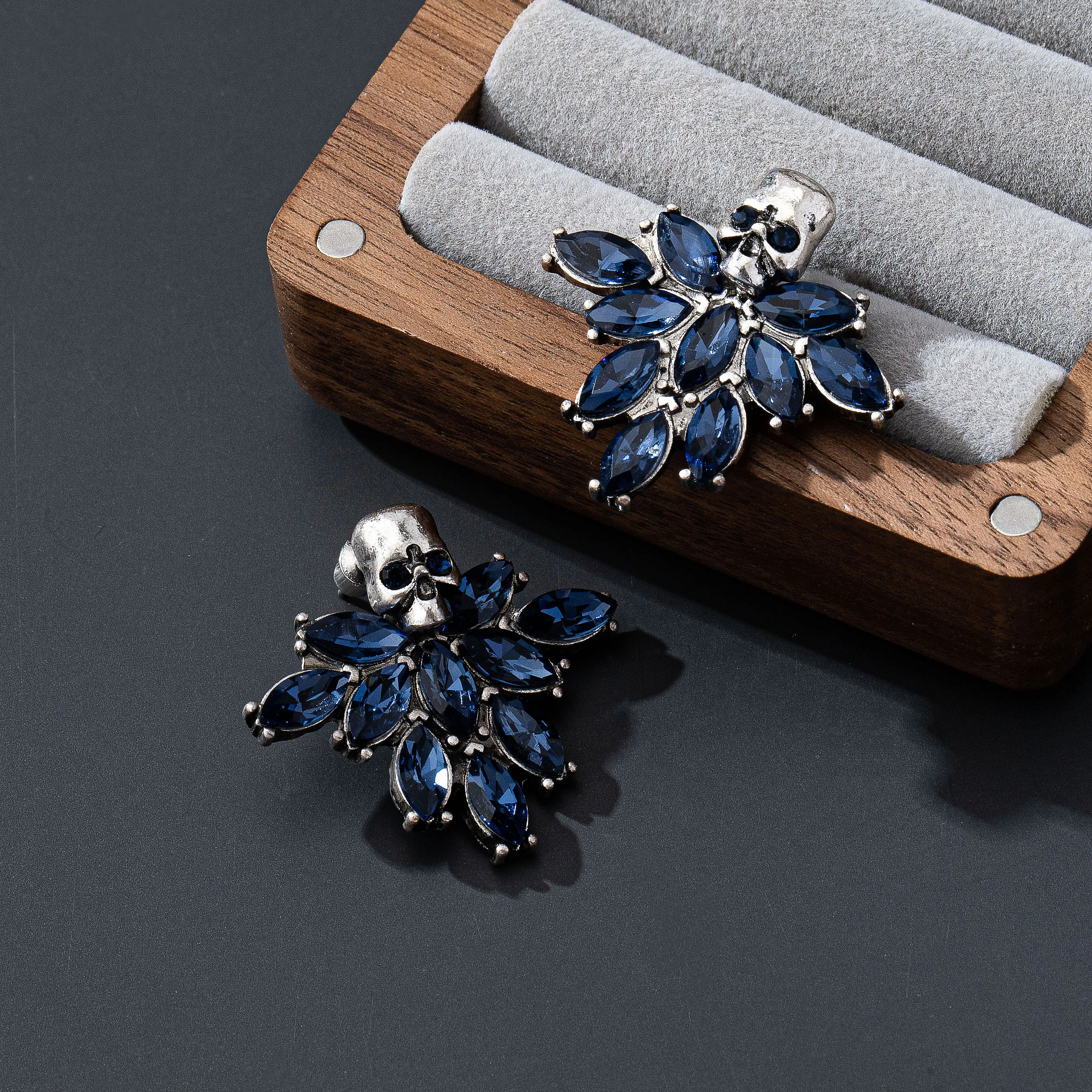

Dark Gothic style retro inlaid crystal skull earrings, banquet and party Halloween gift jewelry