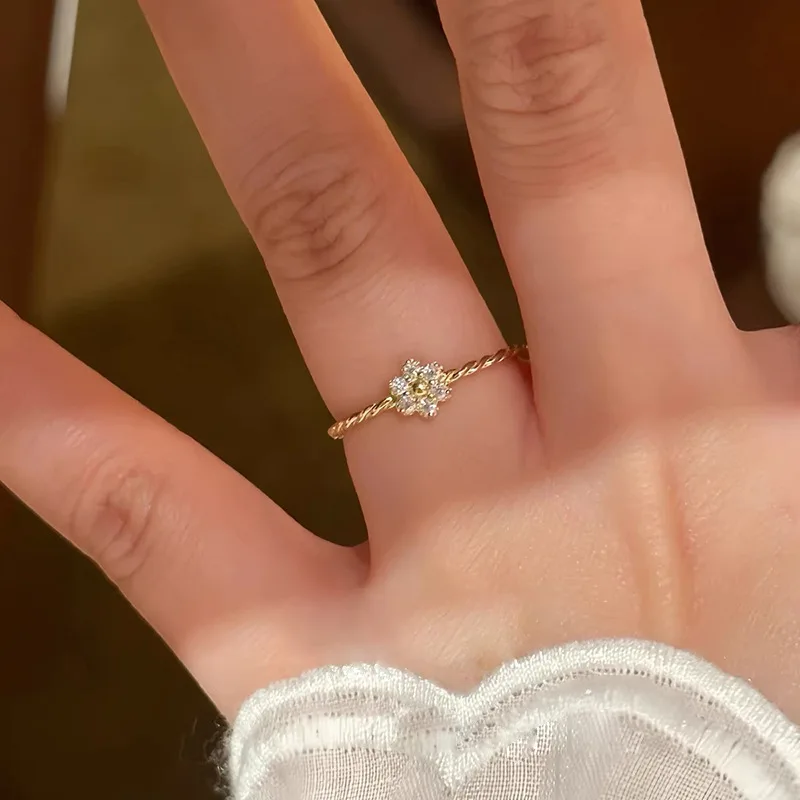 New S925 Silver Small Flower Ring Fried Dough Twists Arm Light Luxury Fashion Commuter Versatile Simple Wedding Jewelry