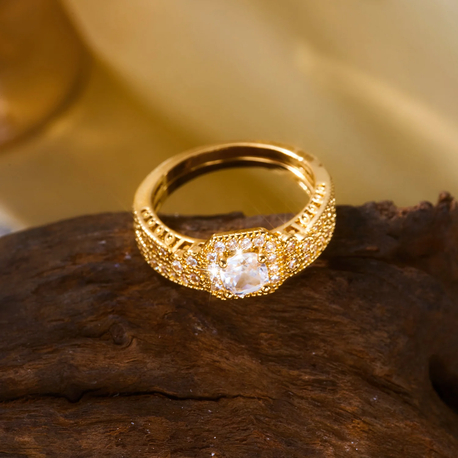 2-teiliges Reise-Ringset für Damen: Messing-Zirkon-Kissen-Halo-Verlobungsring-Alternative mit Pavé-Band – Sorgenfreier Schmuck – Detail 8