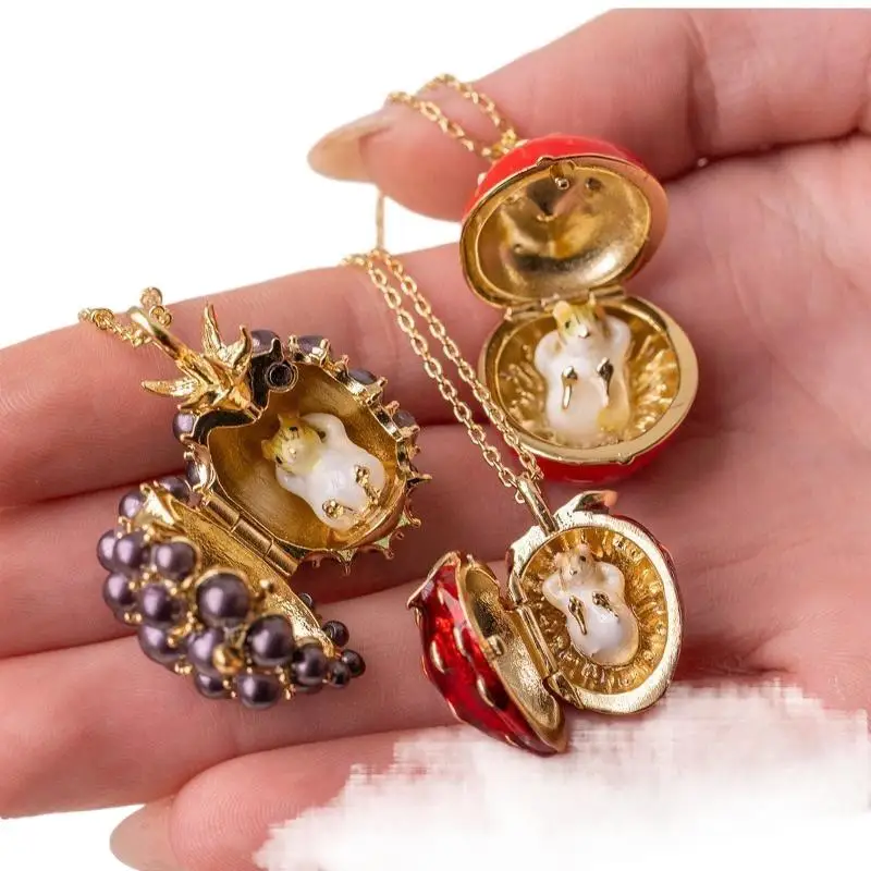 Versteckte Hamster-Tier-Emaille-Medaillon-Halskette mit Öffnungs- und Schließmechanismus, vergoldeter Kette, lieblichem Fruchtdesign, als Geschenk für den täglichen Gebrauch. – Detail 6
