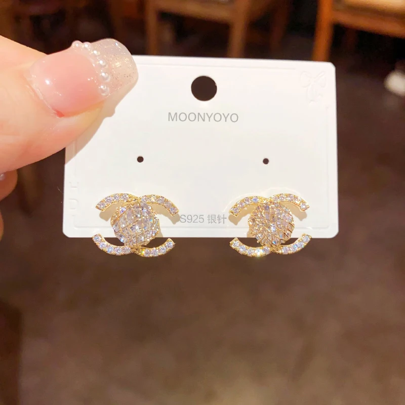 Moonyoyo Earrings For Women Double Side White Shell Pearl Stud Earrings Exquisite Ear Jewelry For Party Bangquet