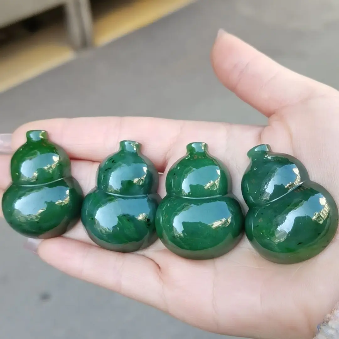 

The new Hetian jade jasper stone gourd pendant is simple and diverse, and it is shipped with pure natural new high-end exquisite