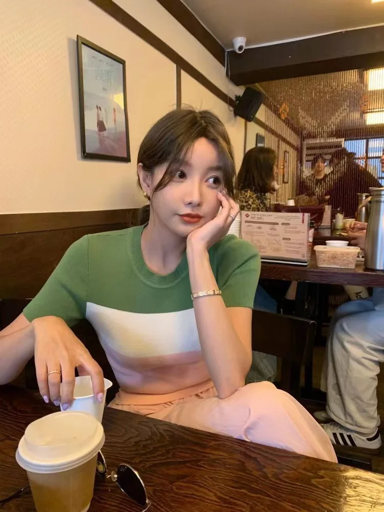 سليم صالح محبوك الجولة الرقبة تي شيرت المرأة الصيف نمط جديد الرجعية الربط اللون الاصطدام تصميم تحسس TikTok تاوباو الجودة