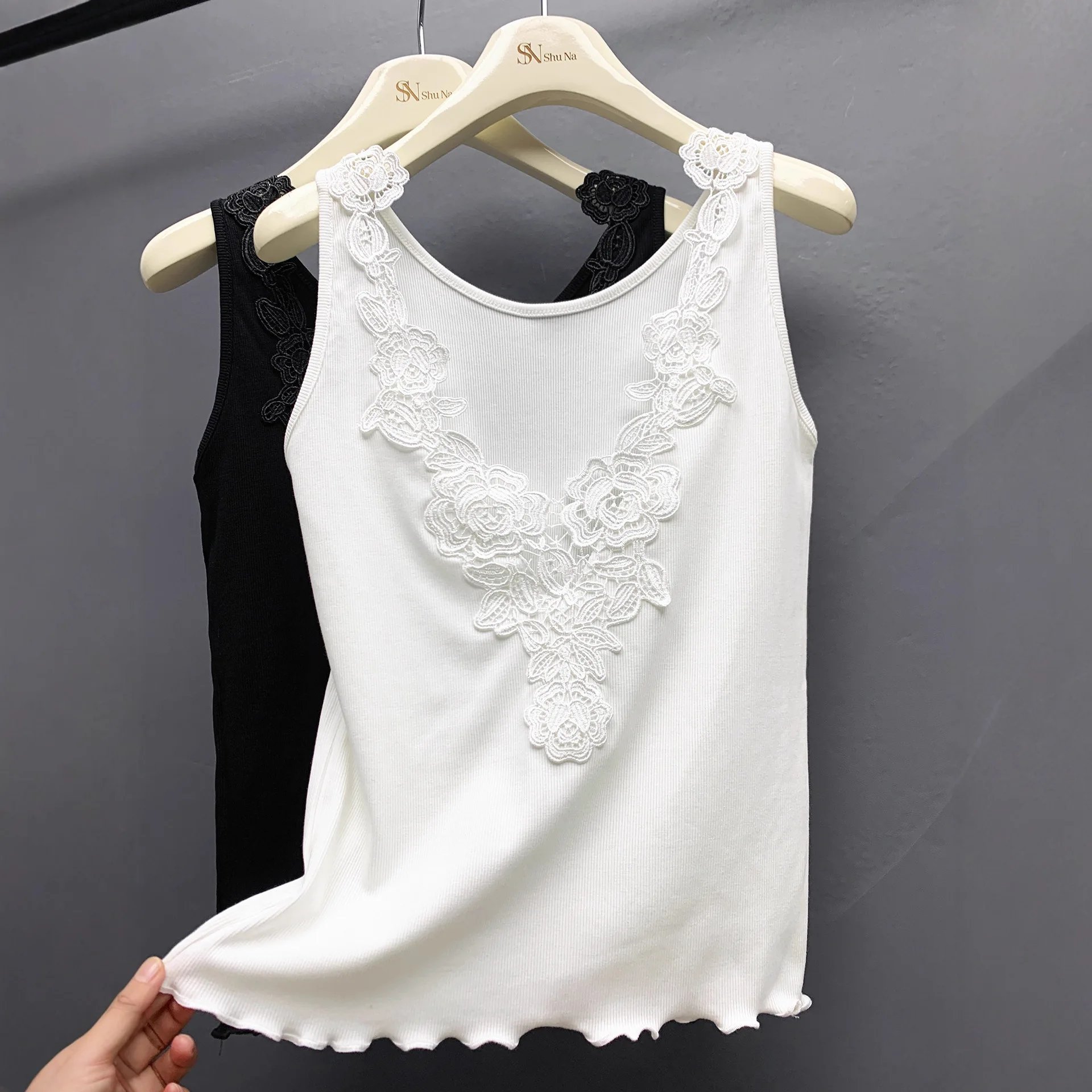 Spring and Summer New Threaded Heavy Industry Embroidered Lace V-neck Vest, Bottom Sling Inside and Outside Sleeveless Top