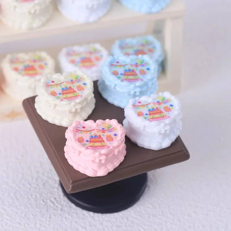 4 Stück Mini-Geburtstagstorte Süße Dessert-Kuchen Geschenk Küchenszene Miniatur Puppenhaus Lebensmittel Spielzeug Harz DIY Heimdekoration