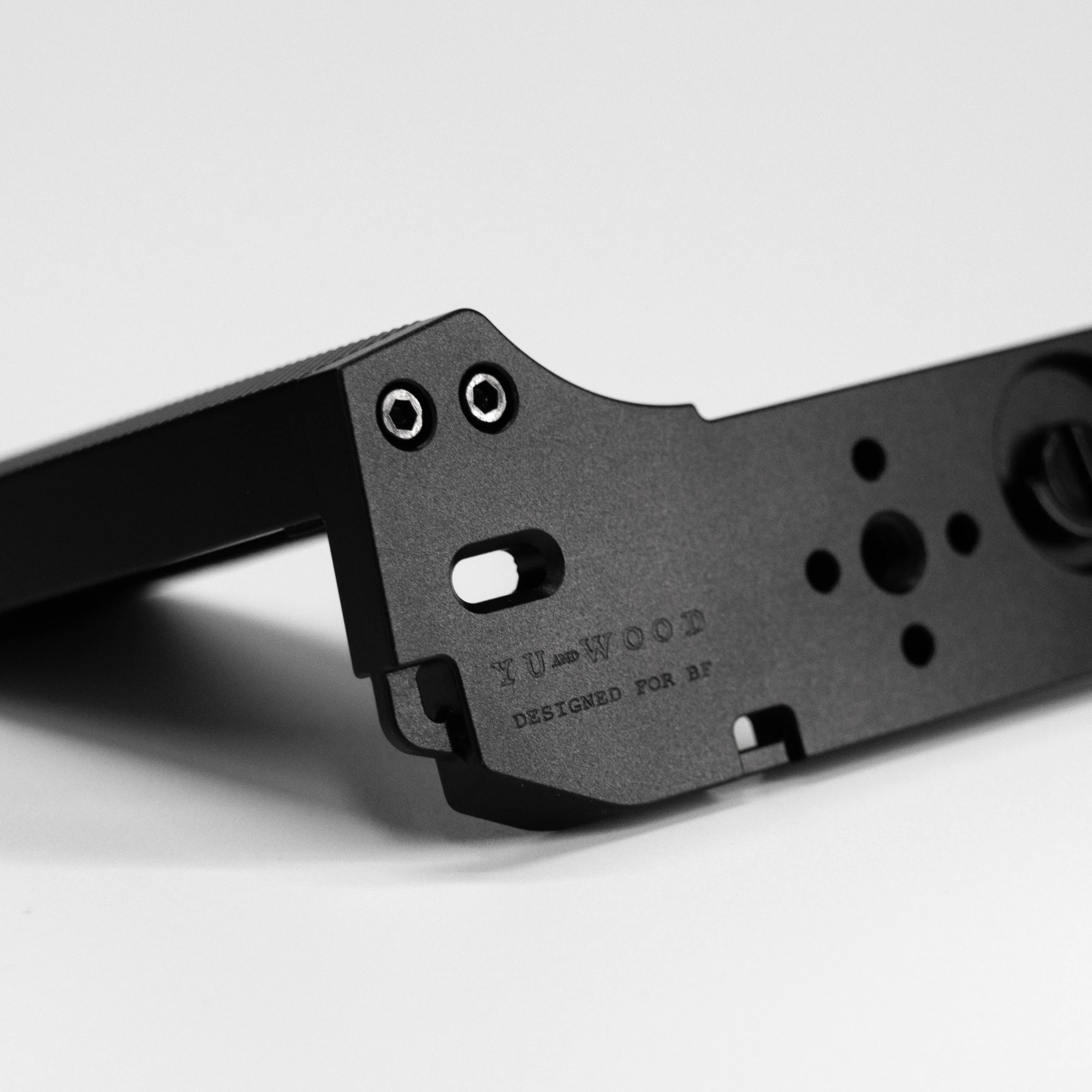 YUWOOD BF Kamerakäfig L-förmige Montageplatte mit Griff für Sigma BF Schwarz/Silber, Daumengriff mit Multifunktionsgurtloch – Detail 22