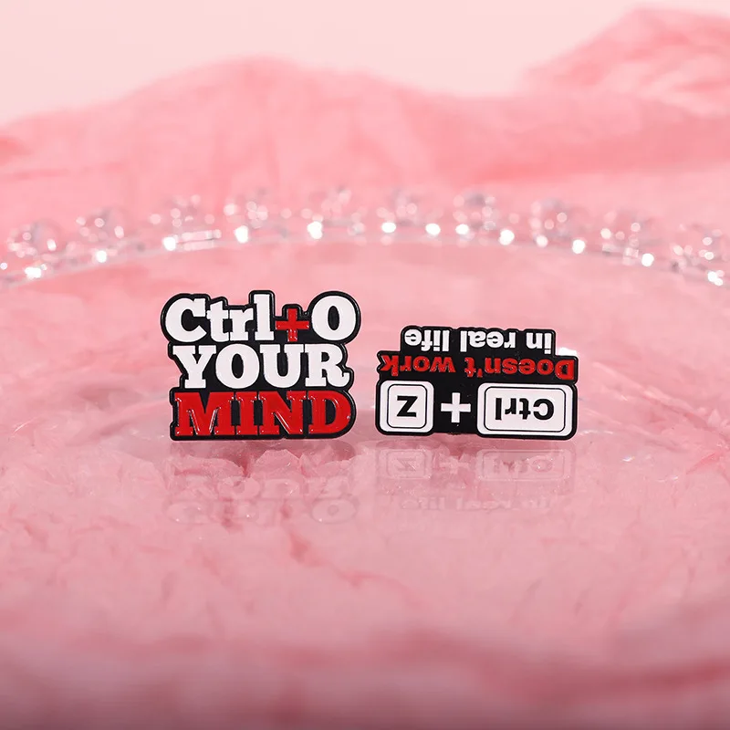 Kreatywne przypinki broszki z literami klawiatury Nie zapomnij o skrótach Ctrl Plus S Design z twardą emalią ze stopu metalu Przypinka do klapy płaszcza Akcesorium Prezent