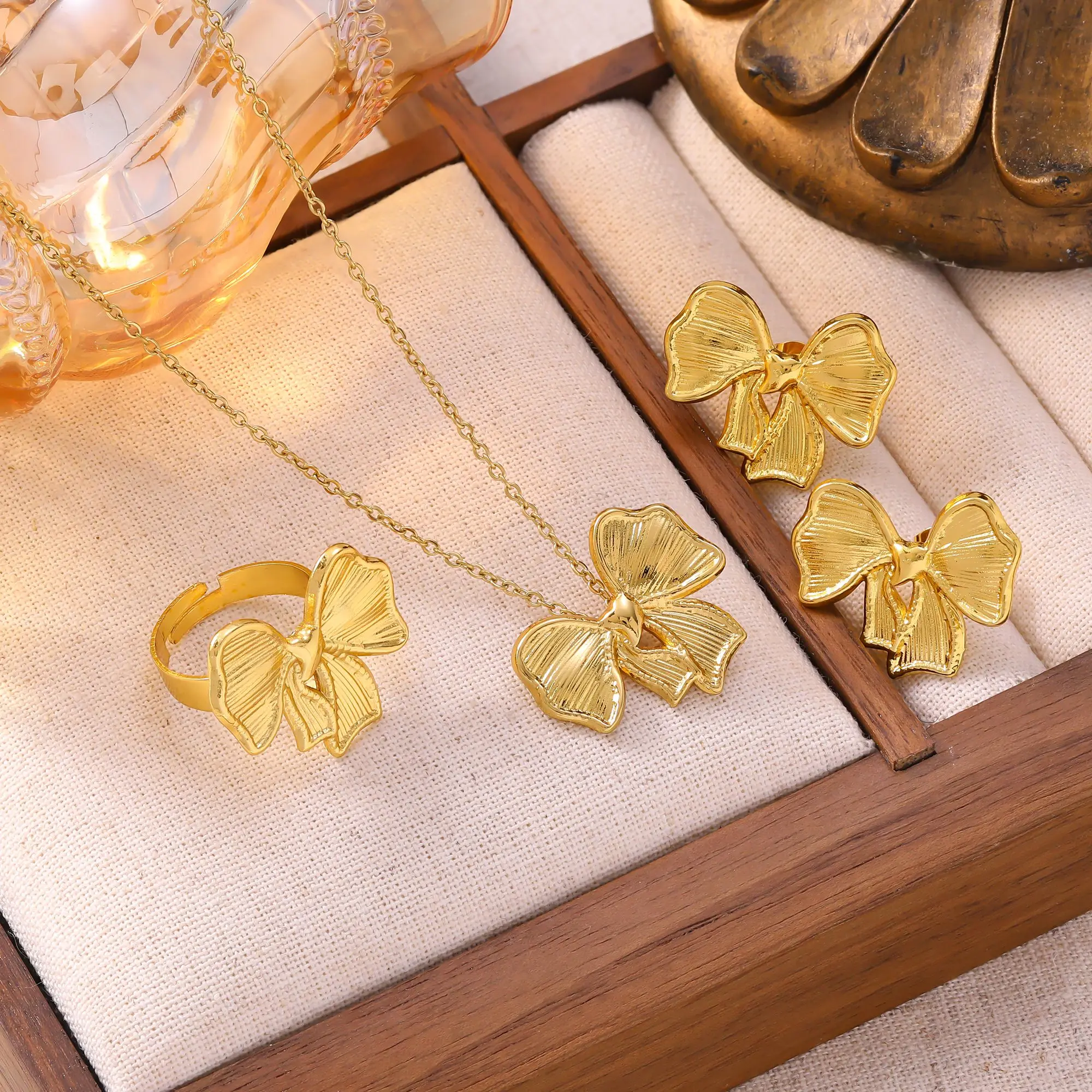 4-teiliges Edelstahl-Schmuckset für Damen: Halskette, Ohrstecker, Ringe, wasserdicht, modisch, für Party, Hochzeit, Geschenk.