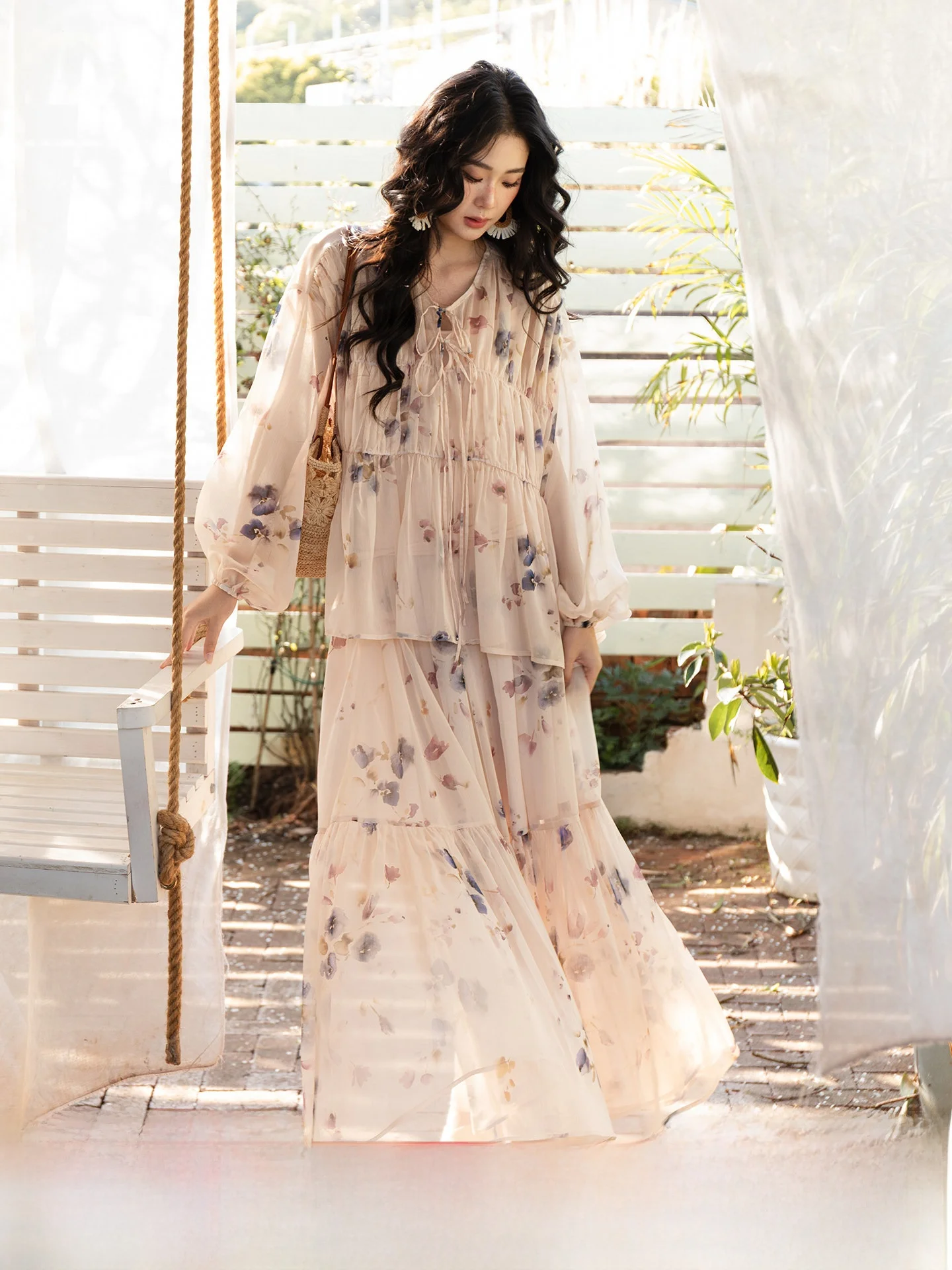 

BUD Half-Sleeve Floral Print Chiffon Shirt And Skirt Two-Piece Set in Beige for Women Spring Summer New Arrival Fashion Set