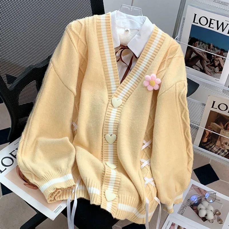Cardigan lavorato a maglia con fiori carini in stile giapponese da donna stile preppy Kawaii design con cinturino incrociato maglione abbottonato abbigliamento invernale donna
