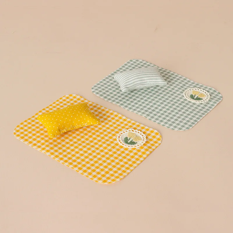 

1:12 Scale Dollhouse Mini Rug & Pillow Set, Gingham Check Carpet with Cushion,Doll House Furniture Accessory for BJD Scene Decor