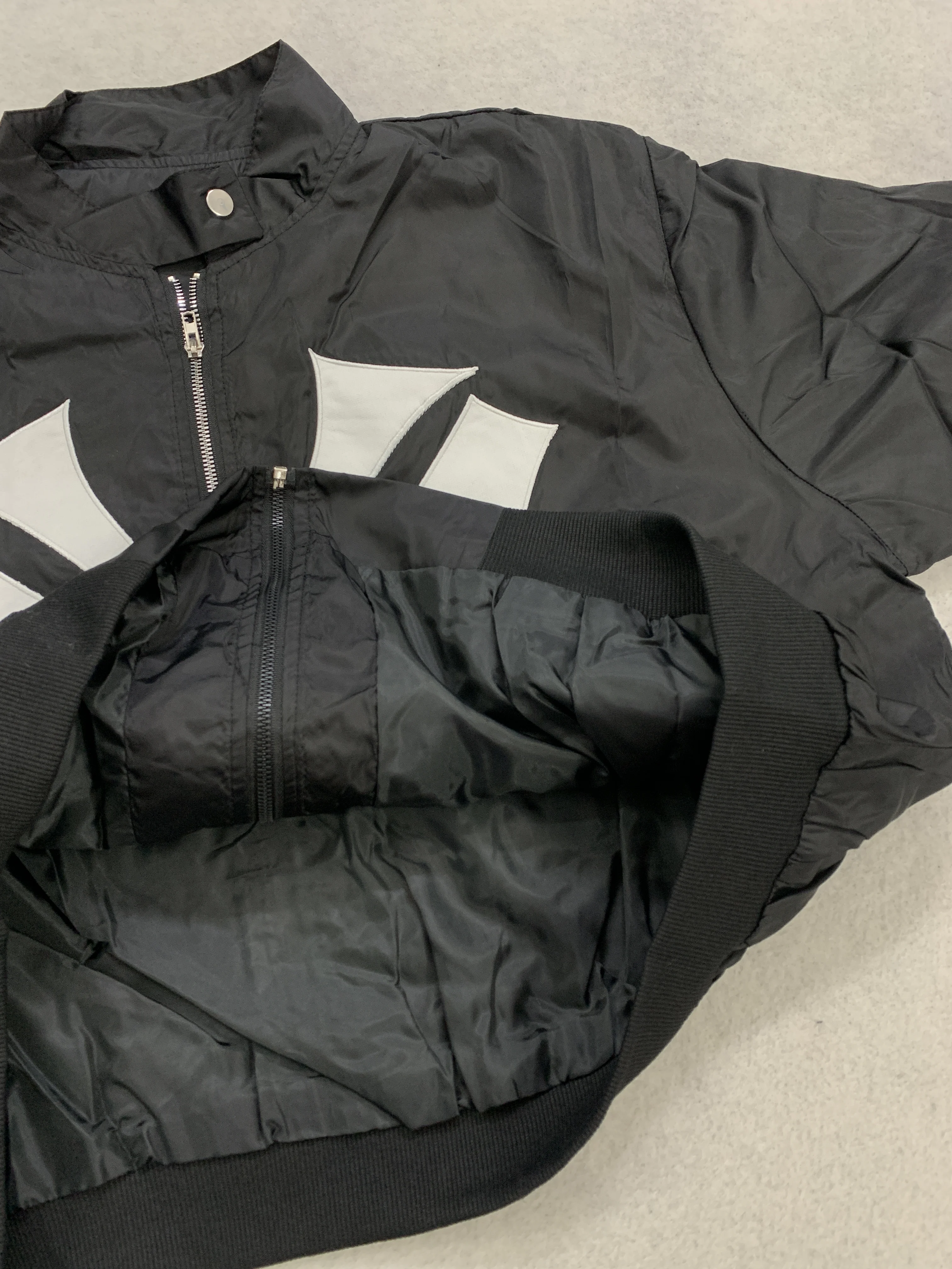 Kurze Jacke mit Oversize-Puffärmeln, Stehkragen, durchgehendem Reißverschluss, mehreren Reißverschlusstaschen und großem Logo-Print für Herren, Street-Skate-Alltagsoutfit. – Detail 6