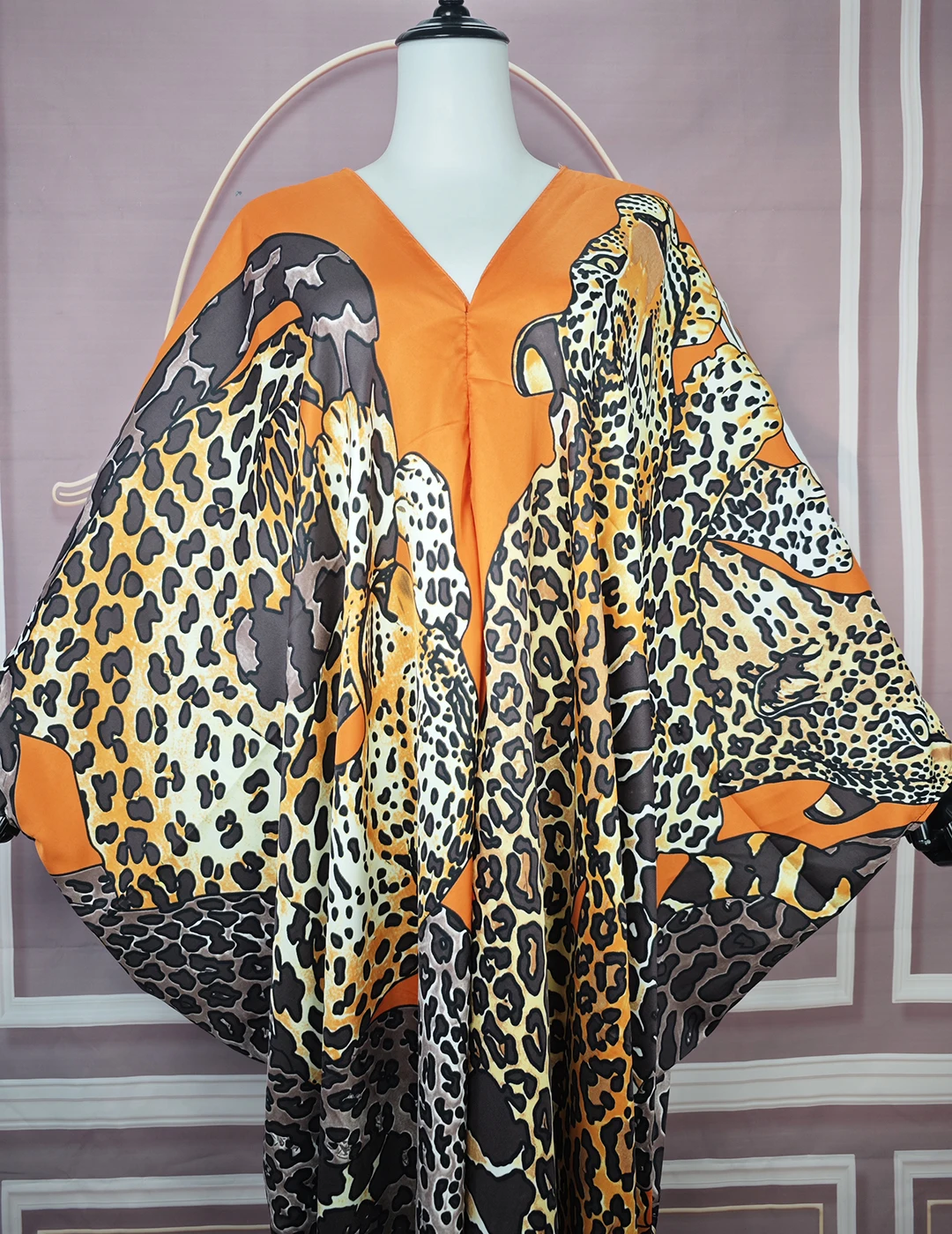 Vestido holgado de seda con estampado de leopardo para mujer, caftán africano de lujo con cuello en V, Dubai Abaya, Oriente Medio, verano, 2024