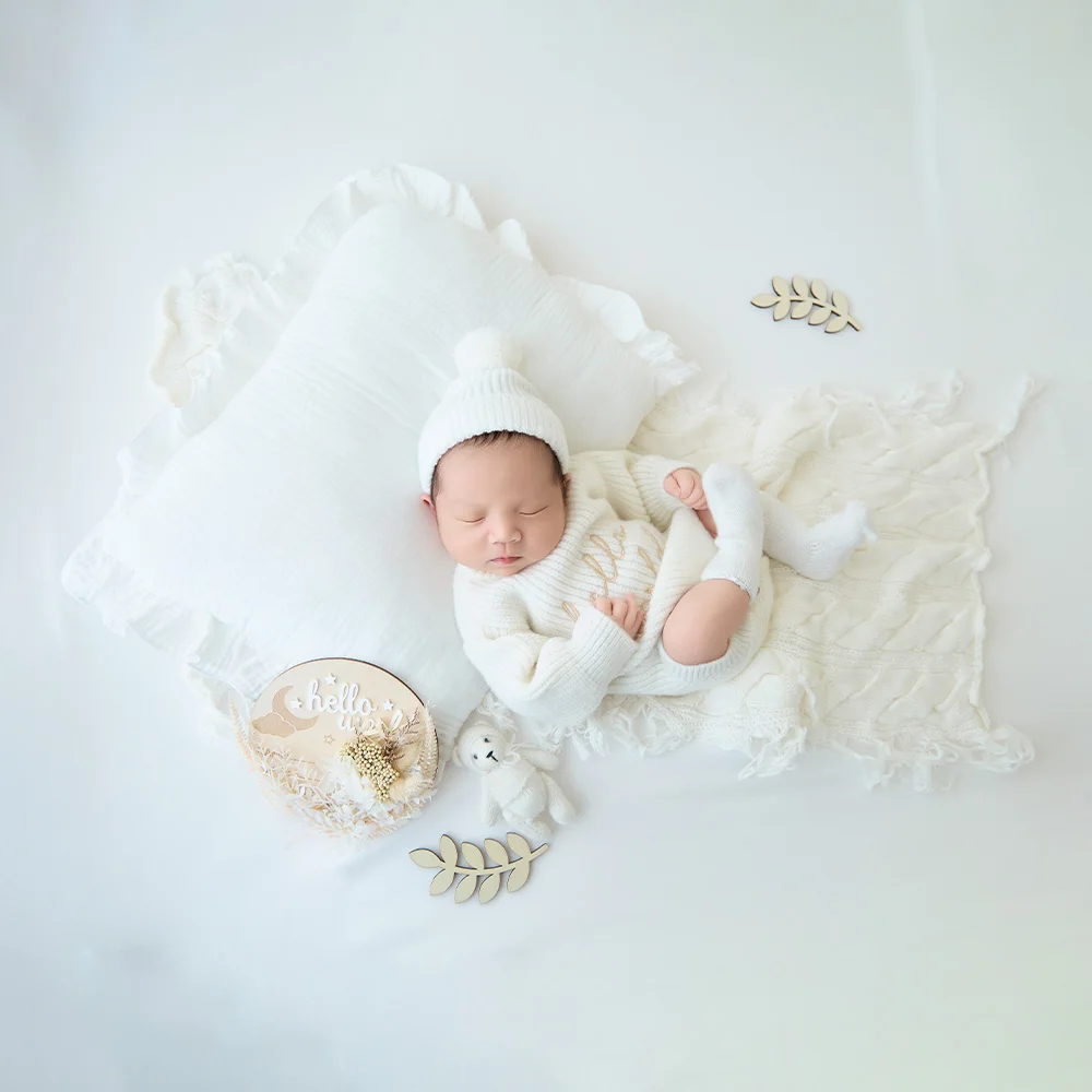 Minimalist White Ne…