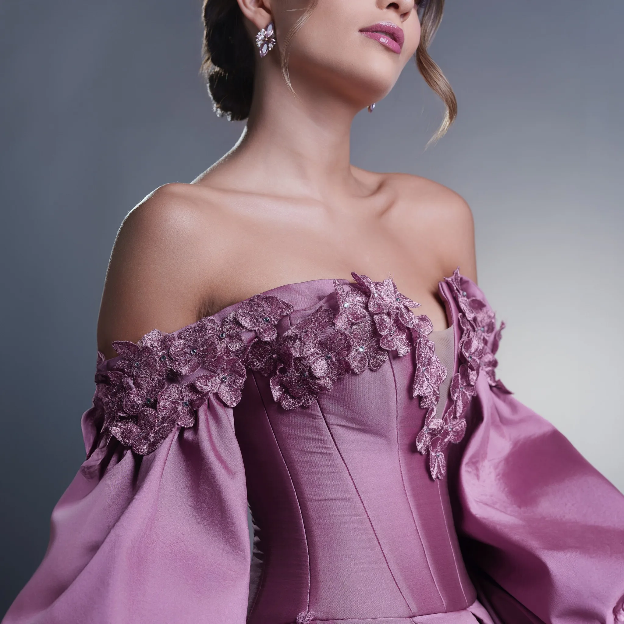 Maßgeschneidertes, anmutiges, schulterfreies Abendkleid aus Satin in A-Linie mit Kristallen, hochwertige Promi-Kleider mit langen Ärmeln