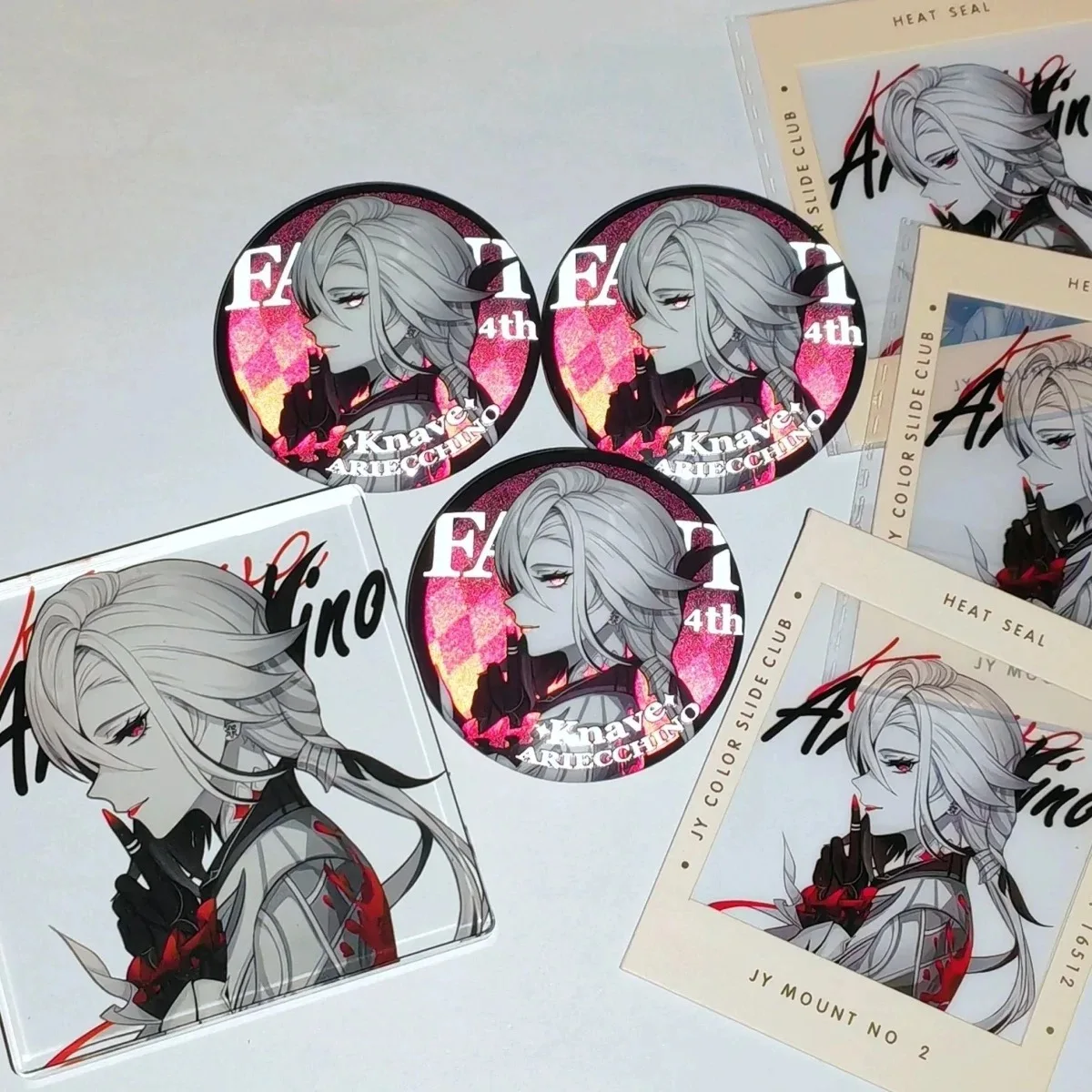 

Геймеры Genshin Impact делают его собственный скройник пса вокруг. Свидетель молодого человека светоотражает значок стержня диаметром 58 мм, чтобы отправить друзьям