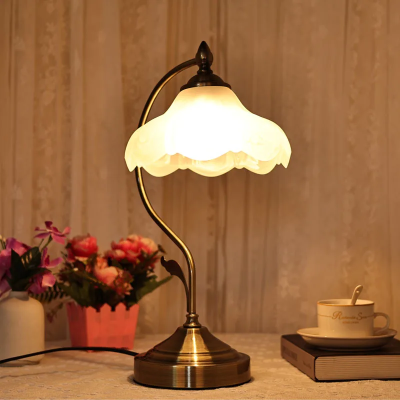 

European Touch Charging Floor Lamps Bedroom Bedsids Study Cafe Homestay Bar Retro Warm Flower Lampshade LED Table Lights Fixture