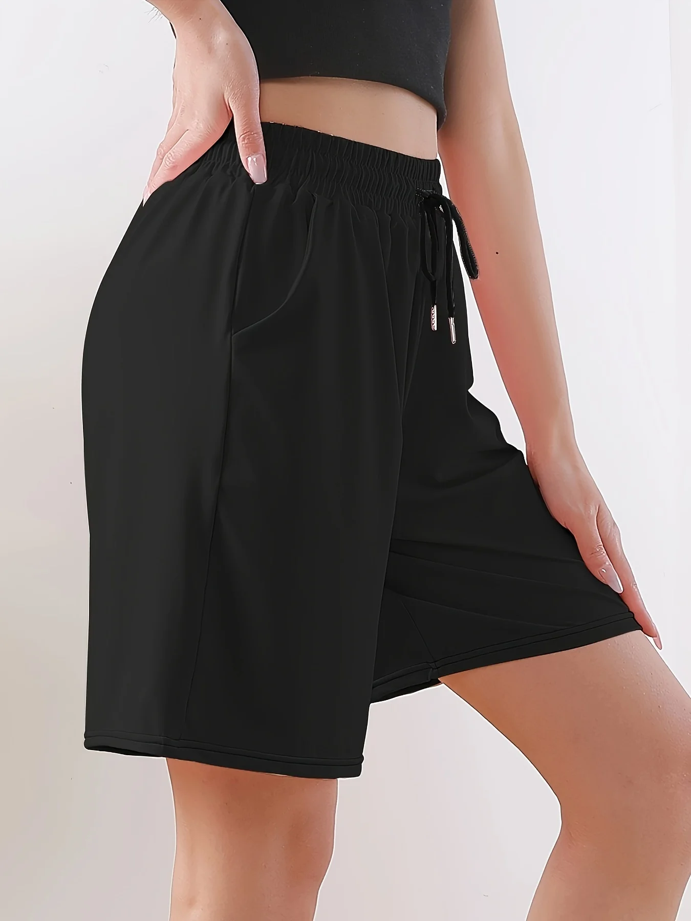 شورت نسائي برباط خفيف الوزن باللون الرمادي - كاجوال ومريح، مناسب للجري والرياضة والتمرين.