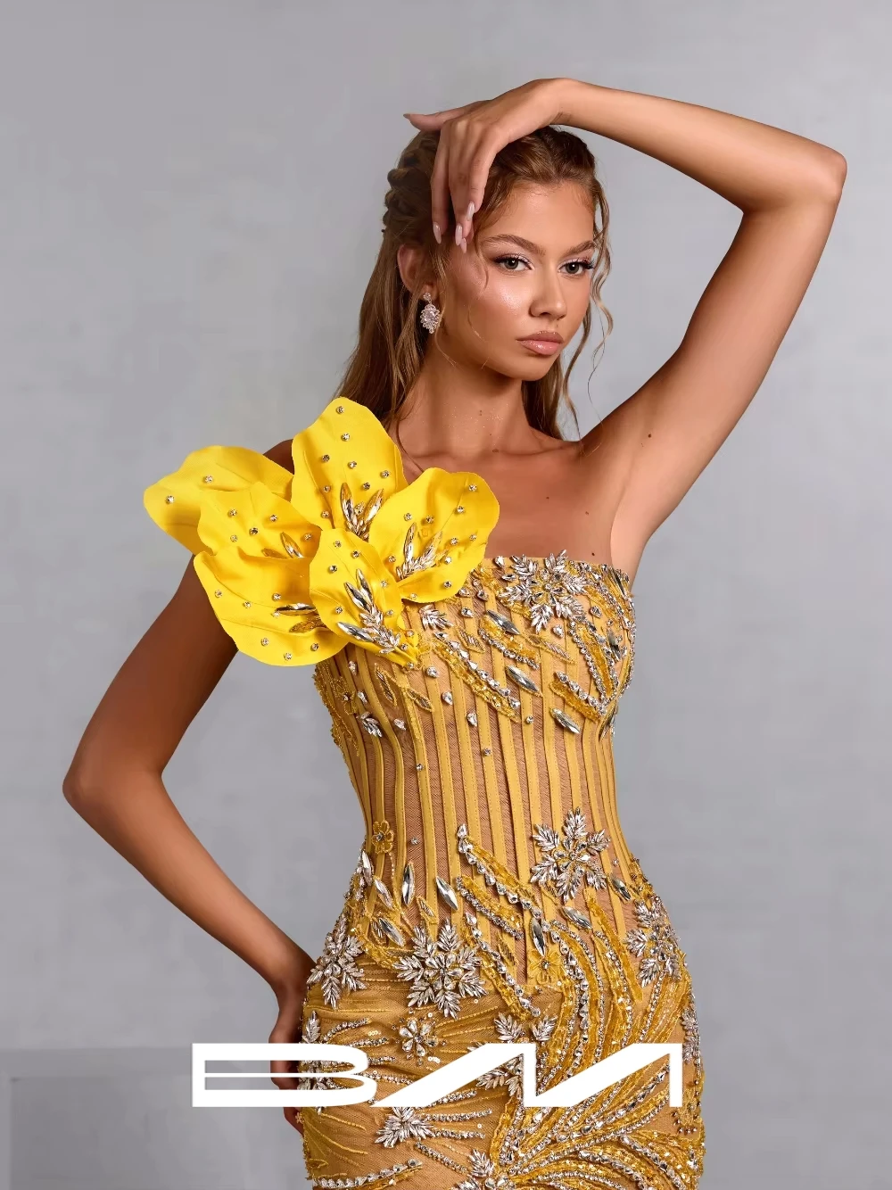 

Intricate Yellow 3D Design Luxurious Evening Dress Beaded Crystals Straight Fit For Galas Modern Strapless Customized Prom Gown
