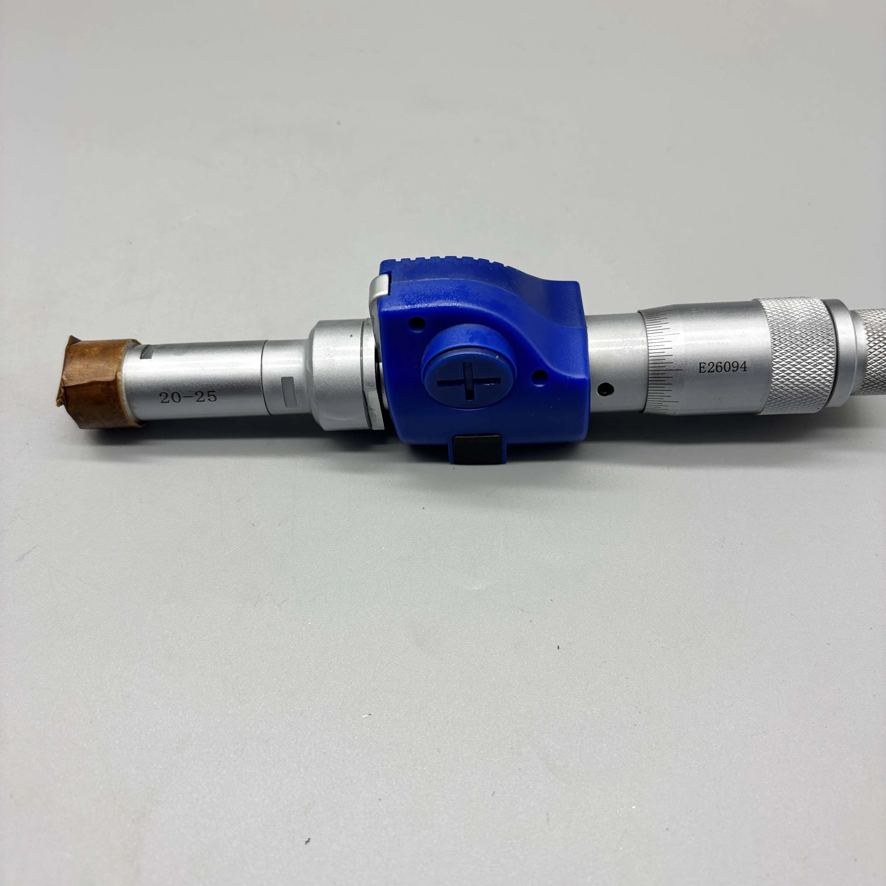 

Цифровой микрометр с разрешением 20-25 мм и прецизионным внутренним трехточечным установочным кольцом 0,001 для точной измерения