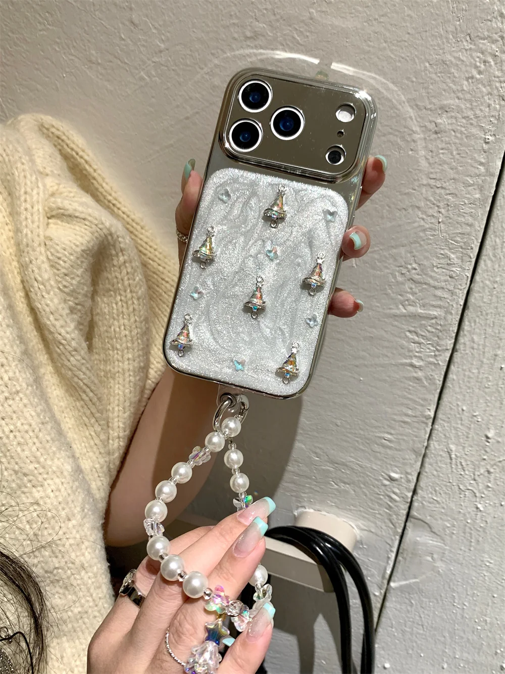 

Luxury Diamond Christmas Tree Phone Case For iPhone 17 13 14 Pro 15 16 Pro Max Fundas With Pearl Chain Korean INS shockproof Cap