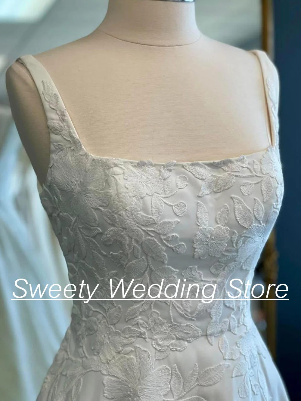 New Arrival Square Neck Sleeveless Wedding Dress Customized Applique Open Back Court Train Satin Bridal Gown for Weddings