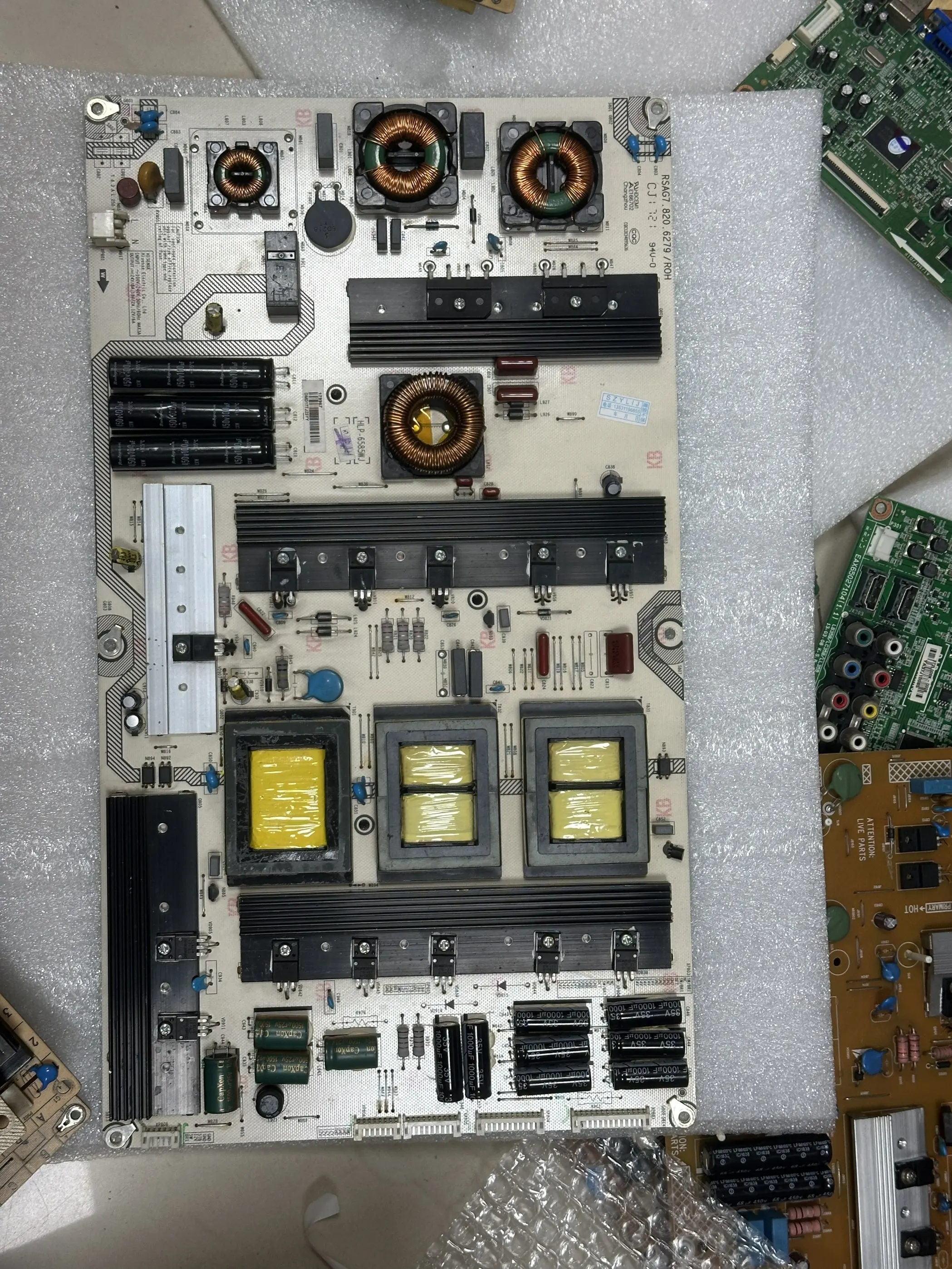 

Оригинальная б/у плата питания RSAG7.820.6279/ROH для LED75XT900X3DU, в хорошем состоянии.